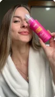 Mulher segurando o spray Engrossa Cabelo