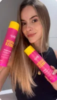 Mulher com shampoo e condicionador Engrossa Cabelo