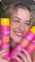 Mulher abraçando os produtos Engrossa Cabelo
